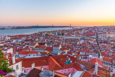 Lizbon 'un güneşli manzarası Santa Justa asansörüyle, Portekiz