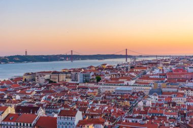 25 Nisan Köprüsü 'nün gün batımı manzarası ve CR Ulusal Sığınağı