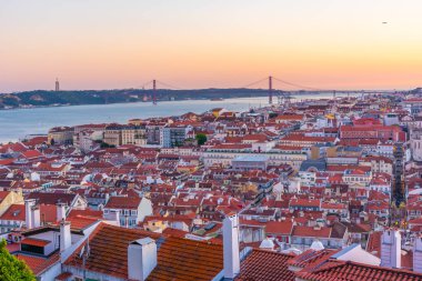 Lizbon 'un güneşli manzarası Santa Justa asansörüyle, Portekiz