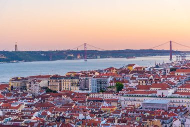 25 Nisan Köprüsü 'nün gün batımı manzarası ve CR Ulusal Sığınağı