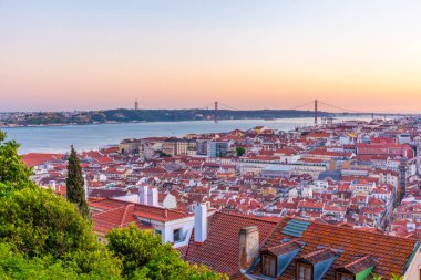 Lizbon 'un Praca do Comercio Meydanı ile günbatımı manzarası