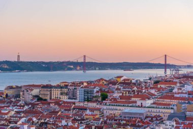 25 Nisan Köprüsü 'nün gün batımı manzarası ve CR Ulusal Sığınağı