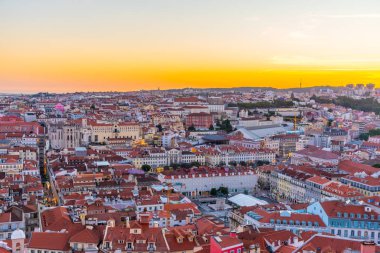 Lizbon 'un gün batımı manzarası Santa Justa kaldırma ve Praca da Fi dahil