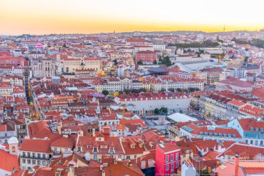 Lizbon 'un gün batımı manzarası Santa Justa kaldırma ve Praca da Fi dahil