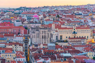 Santa Justa asansörü ve manastırı gün batımında Lizbon 'da, P