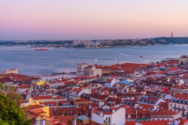 Lizbon 'un Praca do Comercio Meydanı ile günbatımı manzarası