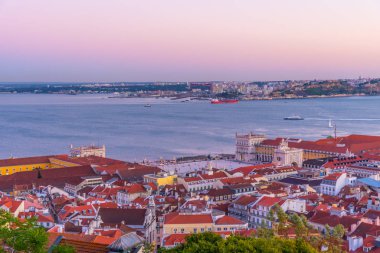 Lizbon 'un Praca do Comercio Meydanı ile günbatımı manzarası