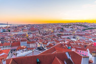 Lizbon 'un güneşli manzarası Santa Justa asansörüyle, Portekiz