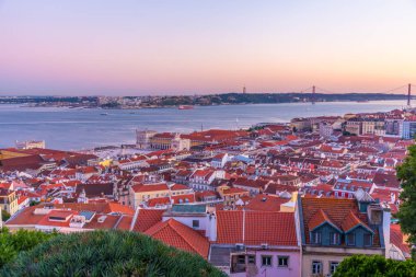 Lizbon 'un Praca do Comercio Meydanı ile günbatımı manzarası