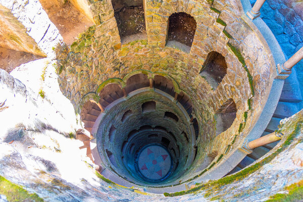 Вид на колодец для посвящения во дворце Кинта-да-Регали
