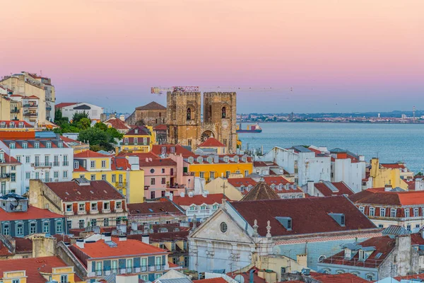 Vista do pôr-do-sol da cidade velha e da catedral de Lisboa, Portuga — Fotografia de Stock