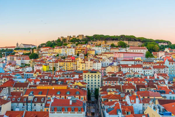 Vista del atardecer sobre el castillo de Sao Jorge en Lisboa, Portugal — Foto de Stock