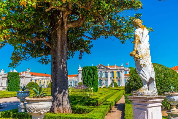 Uitzicht op het nationaal paleis van Queluz in Lissabon, Portugal — Stockfoto
