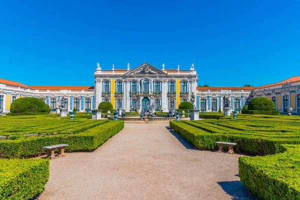 Kilátás a nemzeti palota Queluz Lisszabonban, Portugália — Stock Fotó