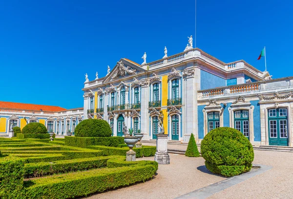 Kilátás a nemzeti palota Queluz Lisszabonban, Portugália — Stock Fotó