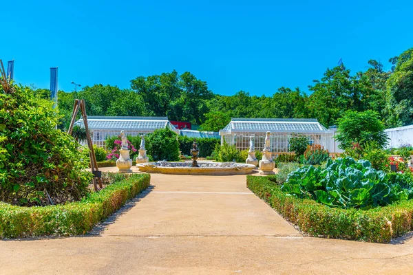 Invernaderos en los jardines del palacio nacional de Queluz en L — Foto de Stock