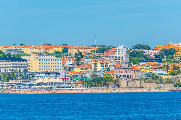 Estoril slott sett bakom Tamariz strand i Portugal — Stockfoto