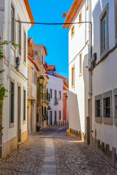 ポルトガルのカスカイスの狭い通りの眺め — ストック写真