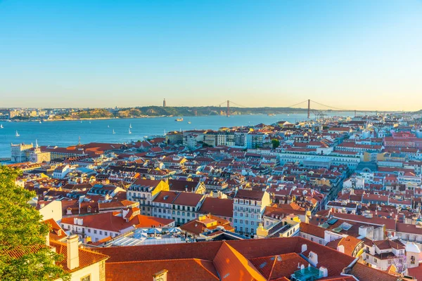 Vista al atardecer del paisaje urbano de Lisboa con ascensor de Santa Justa, Portug — Foto de Stock