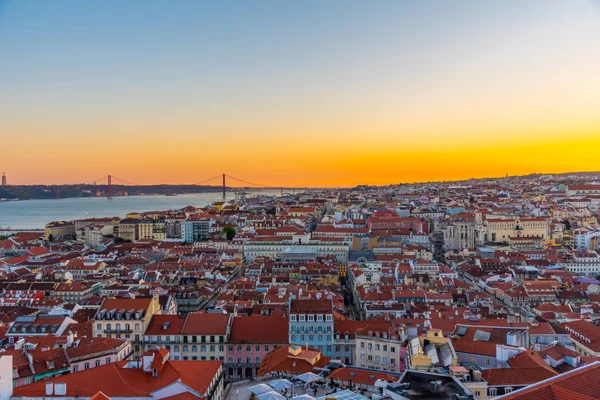 Vista al atardecer del paisaje urbano de Lisboa con ascensor de Santa Justa, Portug — Foto de Stock