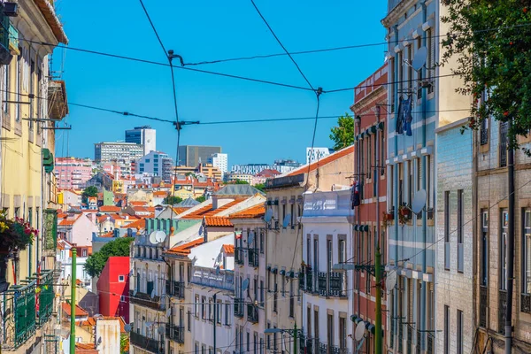 Вузька вулиця в районі Алфама в Лісабоні (Португалія). — стокове фото