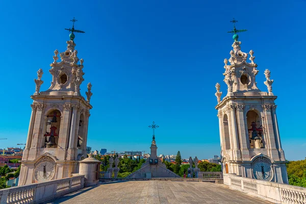 Białe wieże bazyliki da estrela w Lizbonie, Portugalia — Zdjęcie stockowe