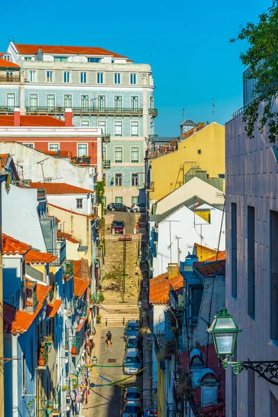 Вузька вулиця в Лісабоні (Португалія). — стокове фото