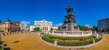 Sofya, Bulgaristan, 2 Eylül 2018: Bulgaristan Cumhuriyeti Ulusal Meclisi ve Sofya 'daki Aleksandar Nevski katedrali