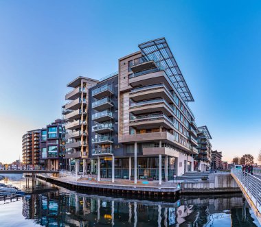 Oslo, Norveç, 15 Nisan 2019: İnsanlar Oslo, Norveç 'teki Astrup Fearnley müzesinin önünden geçiyor