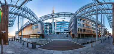 Oslo, Norveç, 15 Nisan 2019: İnsanlar Oslo, Norveç 'teki Astrup Fearnley müzesinin önünden geçiyor