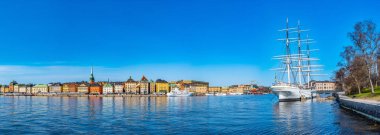 Stockholm, İsveç, 20 Nisan 2019: Gamla Stan ve İsveç 'teki Kraliyet Sarayı.