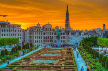 Brüksel, Belçika, 4 Ağustos 2018: İnsanlar gün batımının keyfini çıkarıyorlar