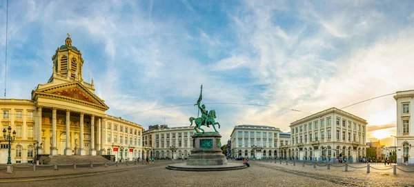 Bruksela, Belgia, 4 sierpnia 2018: Ludzie idą w kierunku kościoła św. Jacques sur Coudenberg w Brukseli, Belgia — Zdjęcie stockowe