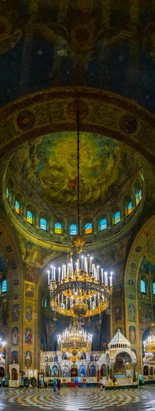 Sofia, Bulgarije, 2 september 2018: Interieur van de kathedraal van Saint Alexander Nevski in Sofia, Bulgarije — Stockfoto