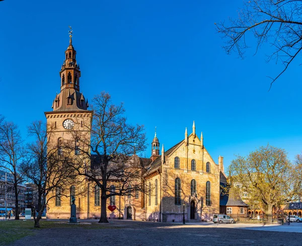 OSLO, NORUEGA, 15 DE ABRIL DE 2019: Vista de la catedral del oslo en Noruega — Foto de Stock