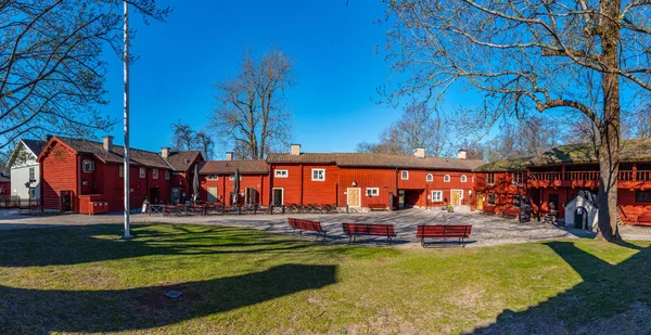 OREBRO, SUECIA, 19 DE ABRIL DE 2019: Hermosas casas antiguas de madera en el barrio histórico de Wadkoping de Orebro, Suecia —  Fotos de Stock