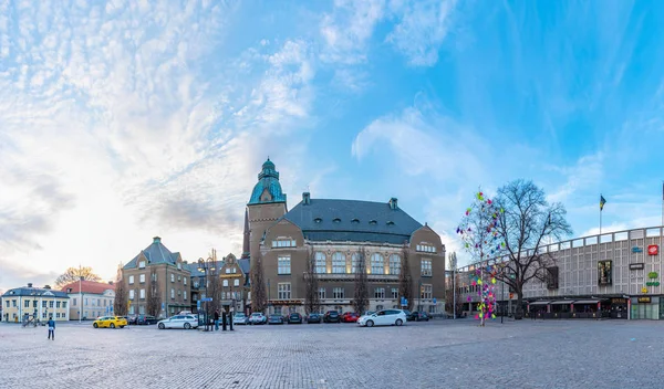 Vasteras, Švédsko, 19. dubna 2019: Lidé se procházejí po náměstí Stora torget ve švédském Vasterasu — Stock fotografie