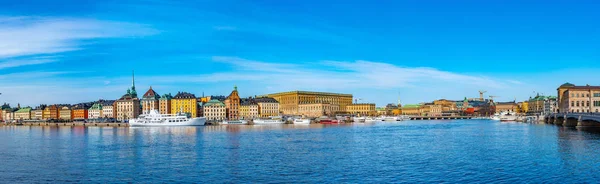 Stockholm, 20 april 2019: Uitzicht op Gamla Stan en het Koninklijk Paleis in Stockholm, Zweden. — Stockfoto