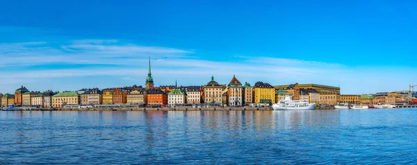 ESTOCOLMO, SUECIA, 20 DE ABRIL DE 2019: Vista de Gamla Stan y el Palacio Real en Estocolmo, Suecia . — Foto de Stock