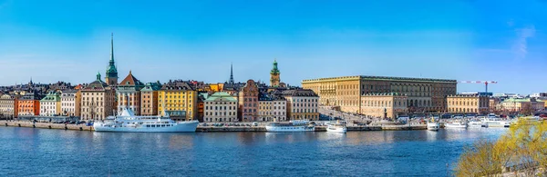 ストックホルム,スウェーデン, 2019年4月20日:スウェーデン,ストックホルムのガンラ・スタン宮殿と王宮の眺め. — ストック写真