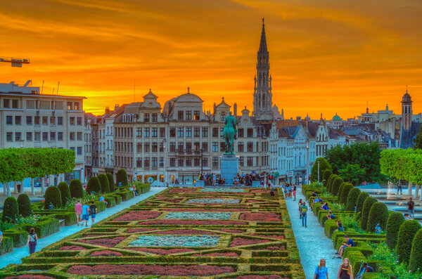 БРЮССЕЛЬ, БЕЛЬГИУМ, 4 августа 2018 года: Люди наслаждаются закатом на
