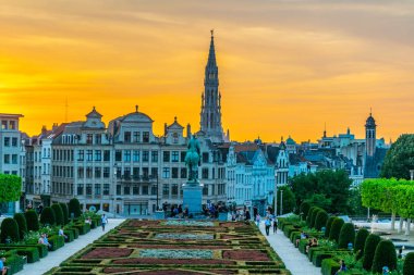 Brüksel, Belçika, 4 Ağustos 2018: İnsanlar gün batımının keyfini çıkarıyorlar