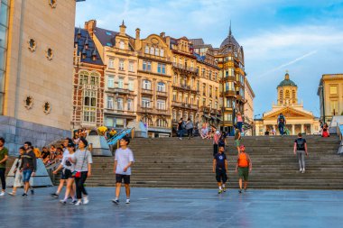 Brüksel, Belçika, 4 Ağustos 2018: İnsanlar ch 'ye doğru yürüyor