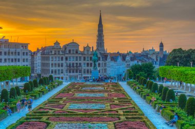 Brüksel, Belçika, 4 Ağustos 2018: İnsanlar gün batımının keyfini çıkarıyorlar