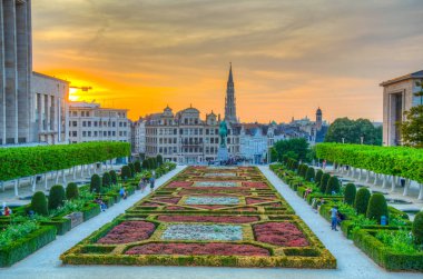 Brüksel, Belçika, 4 Ağustos 2018: İnsanlar gün batımının keyfini çıkarıyorlar