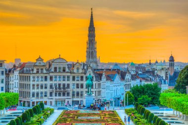 Brüksel, Belçika, 4 Ağustos 2018: İnsanlar gün batımının keyfini çıkarıyorlar