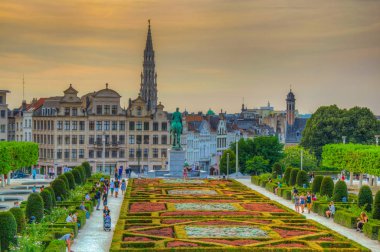 Brüksel, Belçika, 4 Ağustos 2018: İnsanlar gün batımının keyfini çıkarıyorlar