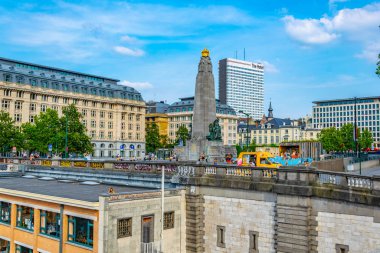 Brüksel, Belçika, 4 Ağustos 2018: İnsanlar gün batımının keyfini çıkarıyorlar