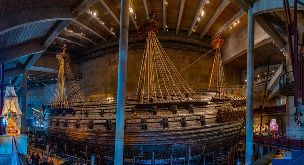 STOCKHOLM, SUECIA, 20 DE ABRIL DE 2019: Gran barco Vasa restaurado es uno de los aspectos más destacados de Estocolmo, Suecia — Foto de Stock