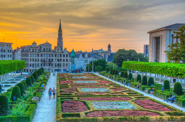 БРЮССЕЛЬ, БЕЛЬГИУМ, 4 августа 2018 года: Люди наслаждаются закатом на
